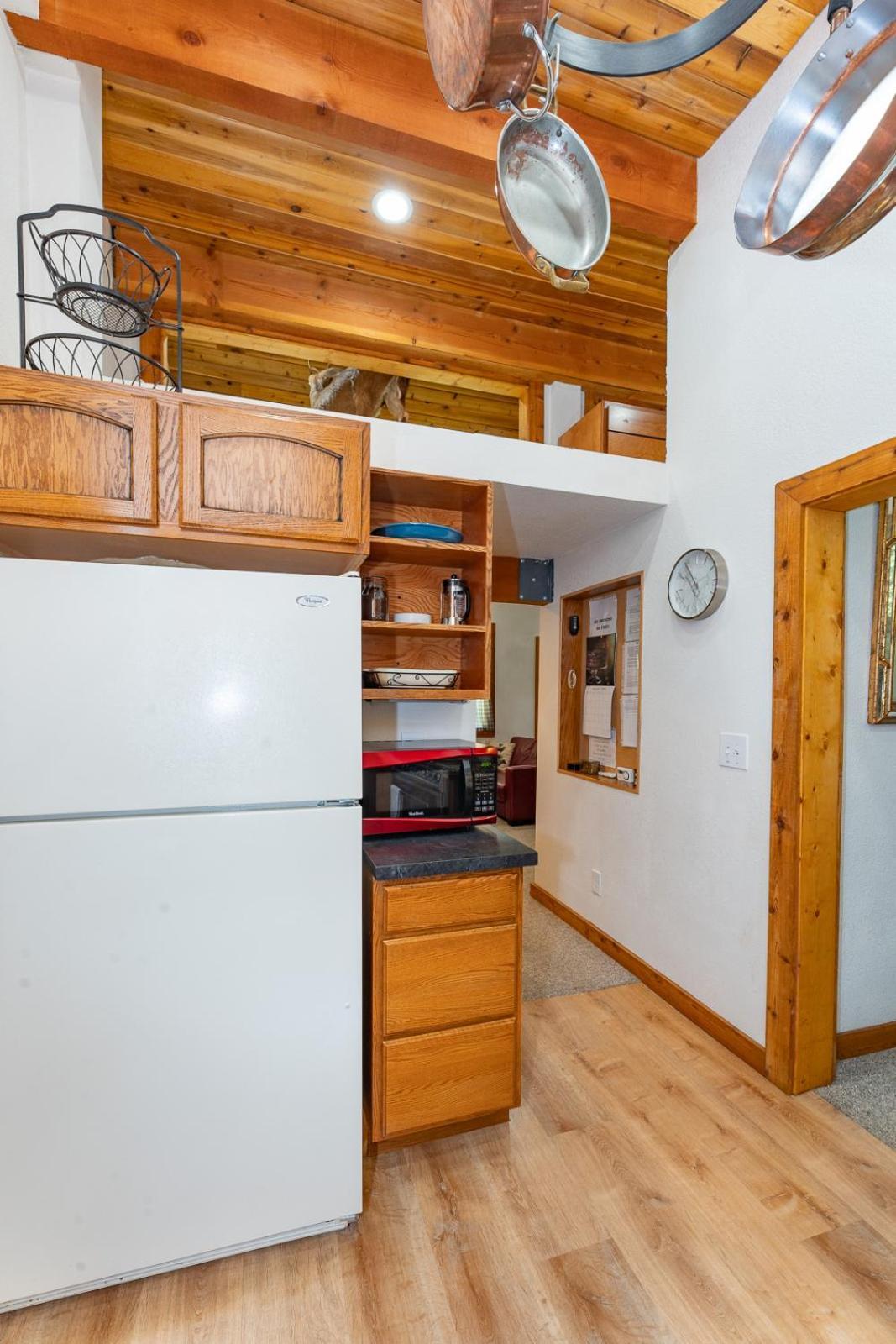 Cedar Cabin Near Silverwood Spirit Lake Exterior photo